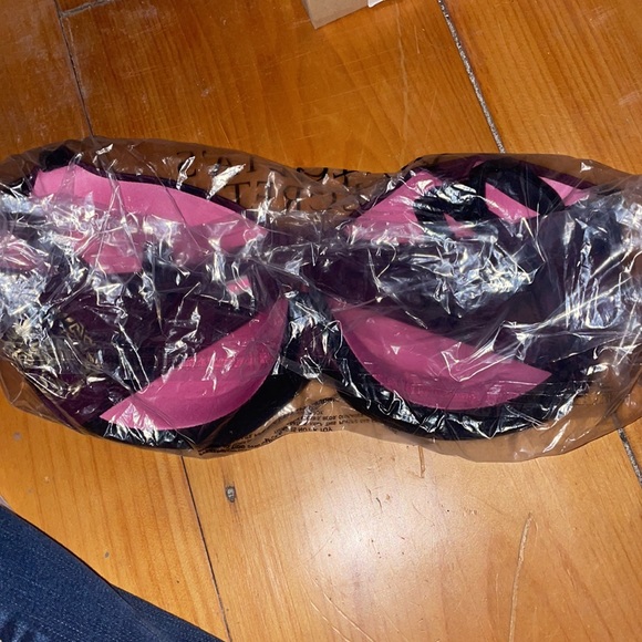 Pink bra - Picture 3 of 3